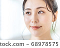 [Beauty image] A young woman with summarized hair 68978575