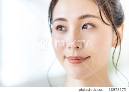 [美女圖片]一個頭髮摘要的年輕女子 68978575