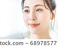 [Beauty image] A young woman with summarized hair 68978577