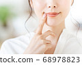 [Beauty image] Young woman's mouth 68978823