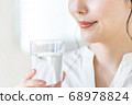 [Beauty image] The mouth of a young woman drinking water 68978824