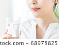 [Beauty image] Young woman's mouth 68978825