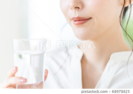 [Beauty image] Young woman's mouth 68978825