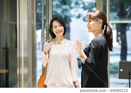 Shop assistant entrance guide 68980220