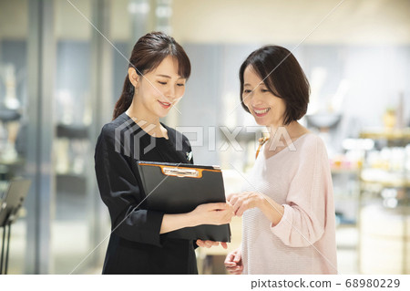 Shop assistant entrance guide 68980229