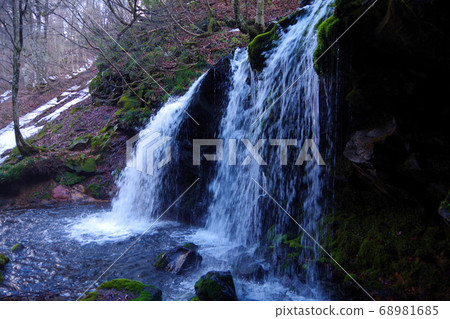Mysterious waterfall Sarutsubo no Taki, famous waterfall in Hyogo prefecture 68981685