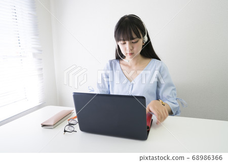 提供遠程辦公女性耳機 68986366