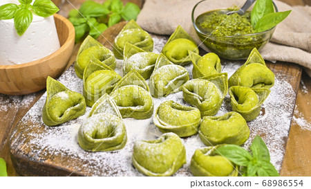 tortellini e tortelloni typical dishes emilia italy tortellini e tortelloni typical dishes emilia italy 68986554