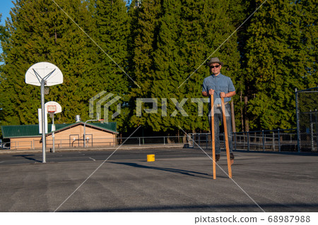 中年男子戴著太陽鏡騎高蹺溫哥華溫哥華不列顛哥倫比亞省加拿大 68987988