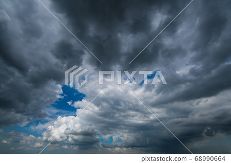 Wide-angle summer sky Black clouds and cumulonimbus clouds over the sky in late summer a-2 vivid 68990664