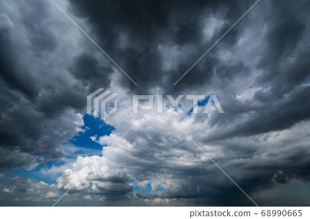 廣角夏日的天空夏末天空上的烏雲和積雨雲a-3高對比度 廣角夏日的天空夏末天空上的烏雲和積雨雲a-3高對比度 68990665