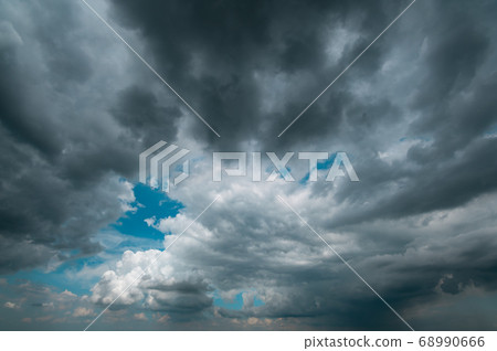 廣角夏日的天空烏雲和積雨雲籠罩著夏末的天空a-4淺色調 廣角夏日的天空烏雲和積雨雲籠罩著夏末的天空a-4淺色調 68990666