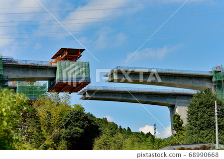 Highway construction site 68990668