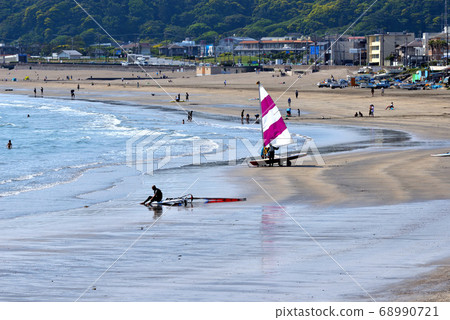 人們在Zaimokuza海岸上載著遊艇出海 68990721