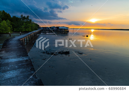 Scenic sunset at Kuala Sepetang, fisherman Scenic sunset at Kuala Sepetang, fisherman 68990884
