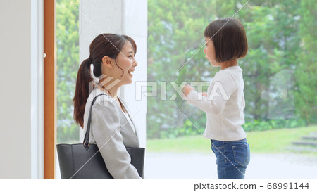 母親和女兒說話 68991144