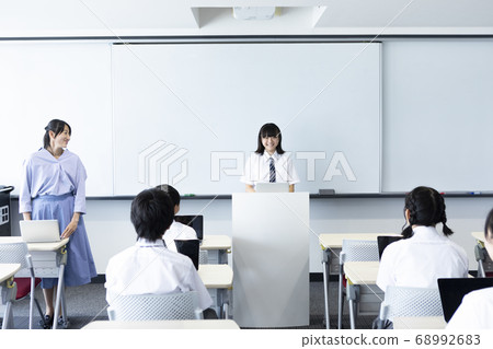 初中生在課堂上 68992683