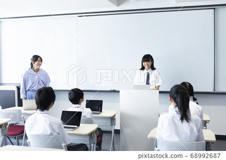 初中生在課堂上 68992687