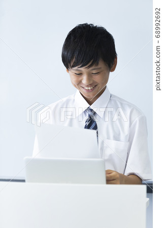 初中生在課堂上 68992692