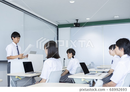 初中生在課堂上 68992693