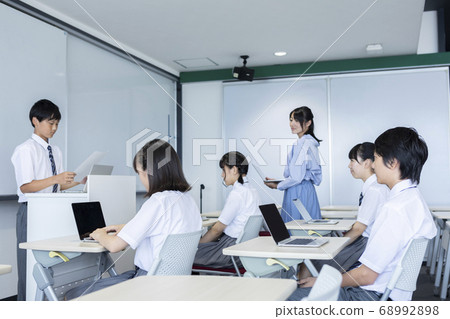 初中生在課堂上 68992898