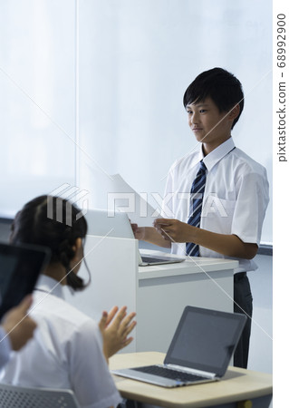 初中生在課堂上 68992900