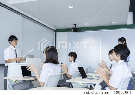 初中生在課堂上 68992901