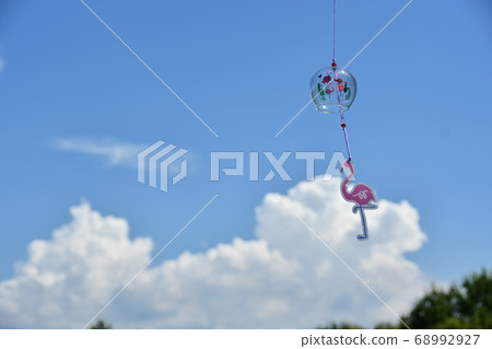 風鈴在夏日的天空中搖曳 68992927