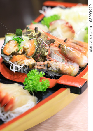 美味的生魚片船拼盤 68993040