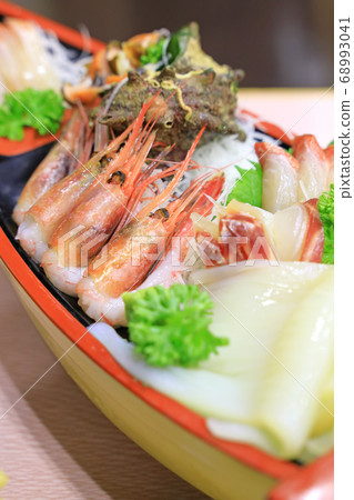 美味的生魚片船拼盤 68993041