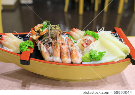 美味的生魚片船拼盤 68993044