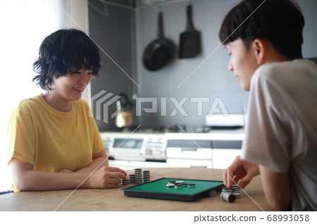 情侶玩奧賽羅 68993058