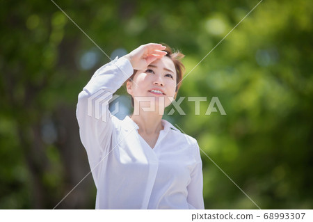 接受陽光的女商人 接受陽光的女商人 68993307