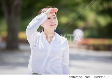 接受陽光的女商人 接受陽光的女商人 68993308