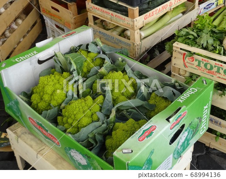 包裝盒中的Romanesco,在市場上出售的意大利蔬菜 包裝盒中的Romanesco,在市場上出售的意大利蔬菜 68994136