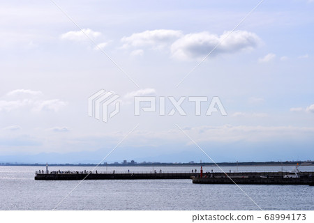 Clouds in the sky of Enoshima Higashihama 68994173