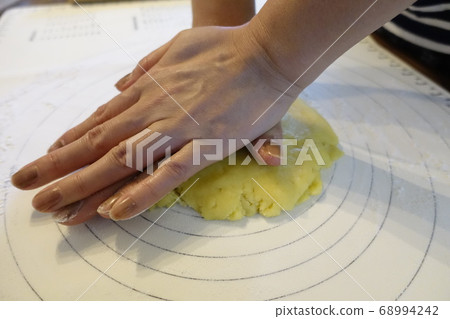 女人手揉核桃 女人手揉核桃 68994242