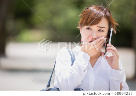 談話的女商人 談話的女商人 68994255