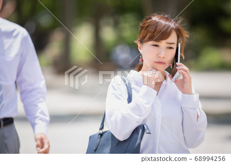 遇到麻煩的女商人 遇到麻煩的女商人 68994256