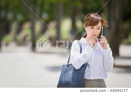 遇到麻煩的女商人 遇到麻煩的女商人 68994257
