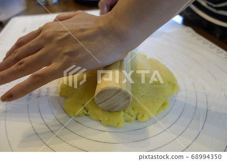 女人手推核桃餡餅麵團用推子 女人手推核桃餡餅麵團用推子 68994350
