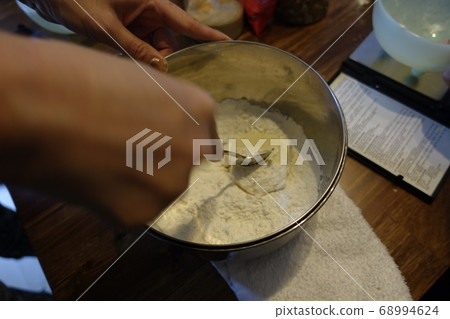 女人的手在家裡揉核桃派 女人的手在家裡揉核桃派 68994624