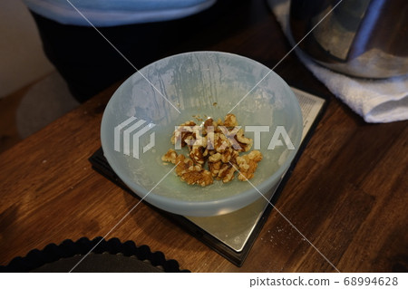 Making a walnut pie at home 68994628
