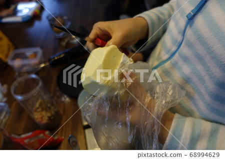 Hands preparing walnut pie butter at home 68994629