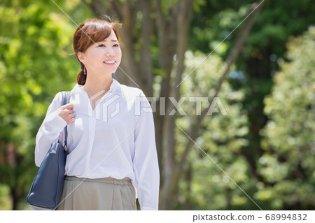 Business woman 68994832