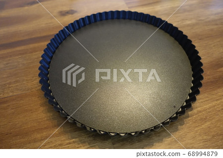 Making a walnut pie at home 68994879