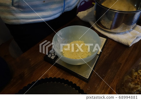 Making a walnut pie at home 68994881