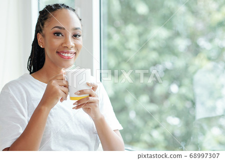 Prety woman drinking coffee Prety woman drinking coffee 68997307