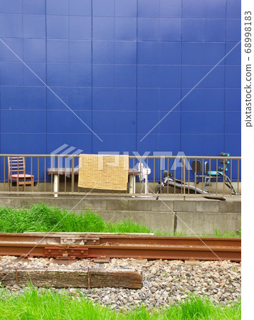 Spring blue wall and scenery along Nagareyama Spring blue wall and scenery along Nagareyama 68998183