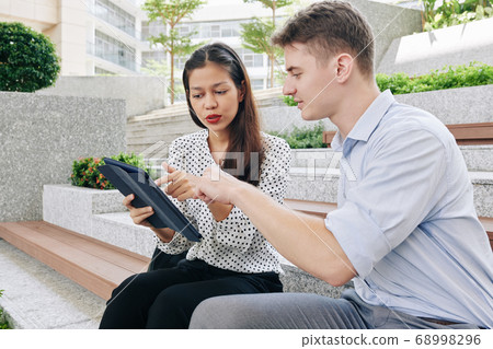 Business people discusing project Business people discusing project 68998296